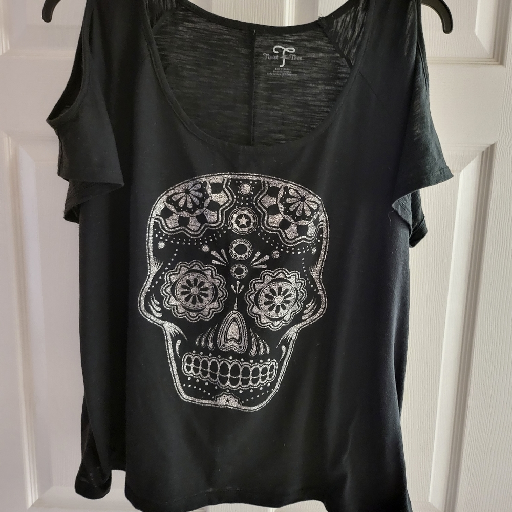 Cold shoulder skull t-shirt